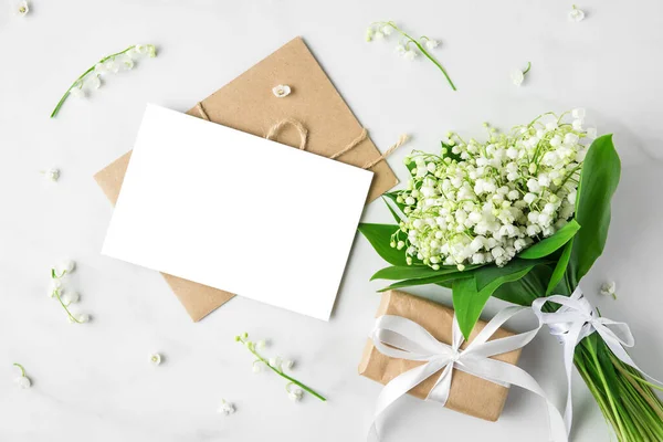 Blank Gratulationskort Med Lilja Dalen Blommor Bukett Och Presentförpackning Vit — Stockfoto