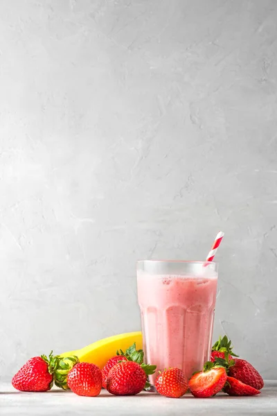 Batido Fresa Plátano Batido Vaso Con Una Paja Con Frutas — Foto de Stock