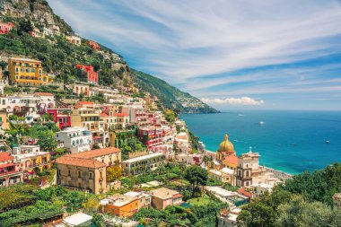 Amalfi sahili, Campania, İtalya, Avrupa 'daki Positano kentinin havadan görüntüsü