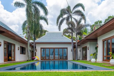 Özel yüzme havuzu, palmiye ağaçları ve modern mimari tasarımı olan Koh Samui adasındaki lüks tropikal villa. Lüks otel, mahremiyet ve tropikal eğlence. Çevre dostu ve sürdürülebilir seyahat