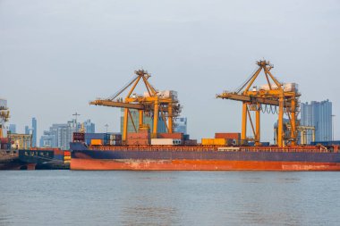 Tayland, Bangkok 'taki Chao Phraya Nehri' ne sarı vinçlerle dolu büyük bir yük gemisi limana yanaştı. Sanayi taşımacılığı, denizcilik lojistiği ve küresel ticaret