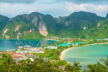Andaman Denizi, Krabi, Tayland 'daki lüks tatil beldeleri ve yatlarıyla tropikal ada Phi Phi Don' un havadan görünüşü. Asya 'da popüler turistik tatil beldesi.