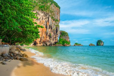 Phra Nang kumlu sahil, mağara tapınağı ve rahatlatıcı insanlar, Railay Körfezi, Krabi, Tayland. Yaz tatili ve tatil geçmişi.