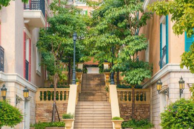 Şık taş merdiven, balyaları, yeşil bitkileri ve ekicileri olan Sunset Town, Phu Quoc Adası, Vietnam 'daki Akdeniz tarzı caddede. Asya 'da İtalyan mimarisi. Klasik şehir tasarımı.