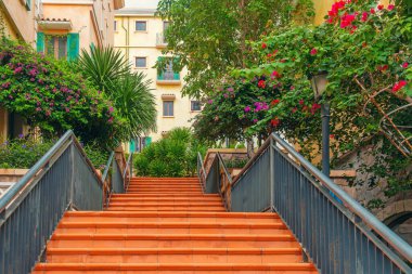 Vietnam 'ın başkenti Sunset Town' daki Akdeniz tarzı caddede yeşil bitkilerle ve çiçek açan ağaçlarla dolu taş merdiven. Asya 'da İtalyan mimarisi. Klasik şehir tasarımı.