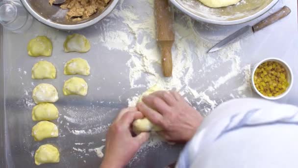 Vista dall'alto colpo palmare di mani femminili mescolando pasta appiccicosa — Video Stock