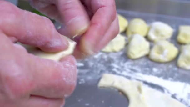 Ukrajinská restaurace šéfkuchař připravuje Vareniky (knedlíky) s masem — Stock video