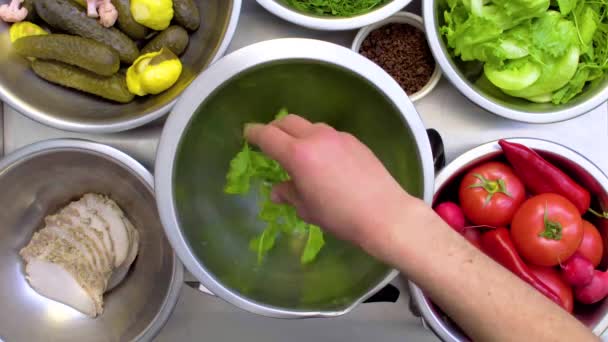 Προετοιμασία σαλάτα από την κορυφαία προβολή — Αρχείο Βίντεο