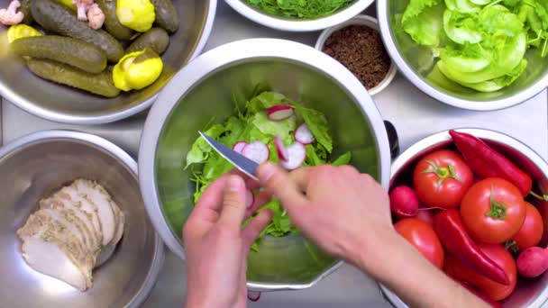 Voorbereiding van de salade van het bovenaanzicht — Stockvideo