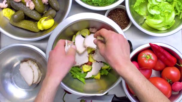 Voorbereiding van de salade van het bovenaanzicht — Stockvideo