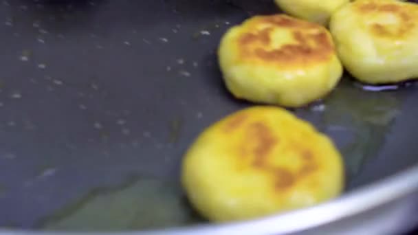 De kok frietjes klein schnitzels in een koekenpan — Stockvideo