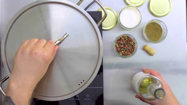 Вид зверху кухаря додає лозу на сковороду — стокове відео