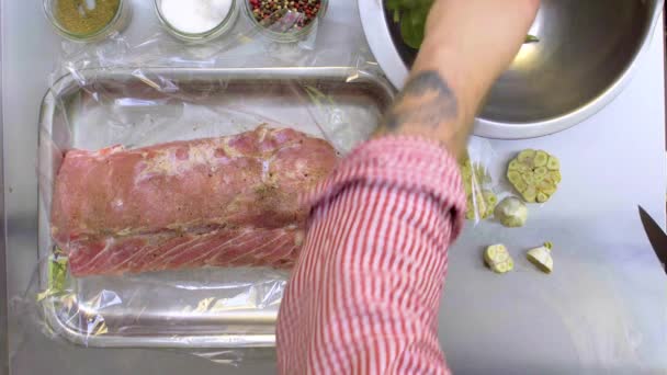 Chef mariniertes Fleisch mit Knoblauch und Lorbeerblatt — Stockvideo