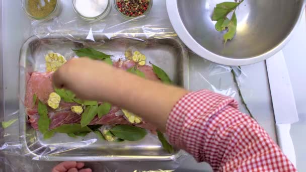 Le chef emballe la viande dans un manchon de cuisson. — Video