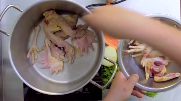 Vista superior del cocinero añade los ingredientes a la sartén — Vídeo de stock