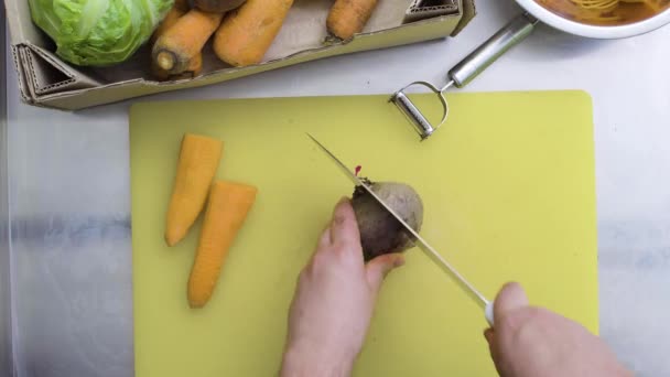 Chef está cortando remolachas, en la cocina de un restaurante — Vídeos de Stock