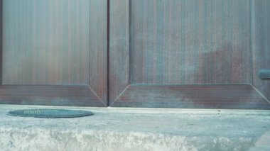 Adam kutusu kapının yanında yatıyor