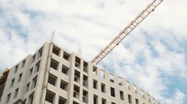 Arka plan beyaz bulutlar ile mavi gökyüzü üzerinde oluşturmak için inşaat vinç