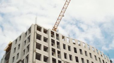 Arka plan beyaz bulutlar ile mavi gökyüzü üzerinde oluşturmak için inşaat vinç