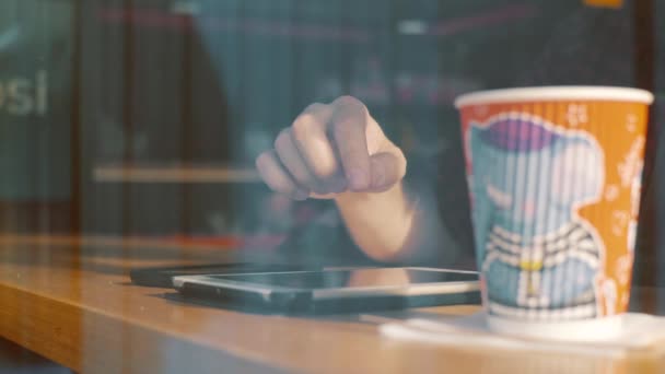 Blogger print på tabletten i caféet. — Stockvideo