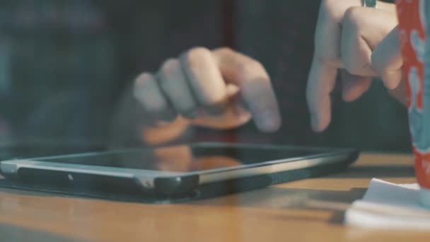 Homme utilisant la tablette et boire du café dans la fenêtre du café — Video