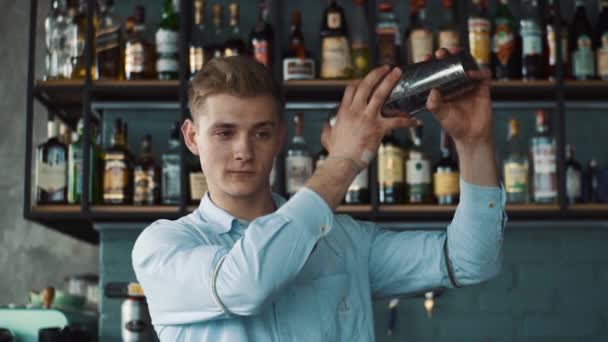 Молодые бармены готовят коктейль в шейкере — стоковое видео