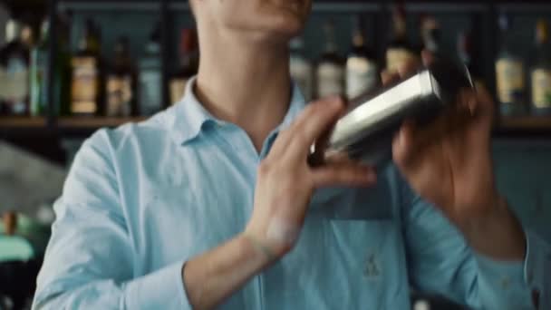 Bartender mempersiapkan koktail dengan shaker — Stok Video
