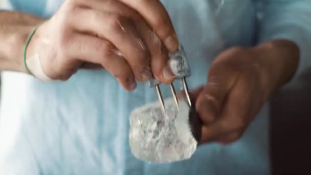 Barman sculpte la glace à l'aide de pic à glace — Video