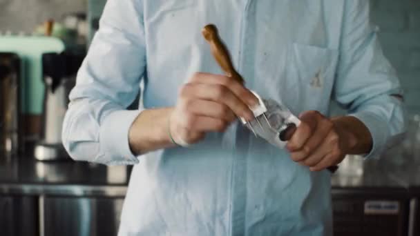 酒保用冰锥雕刻冰块 — 图库视频影像