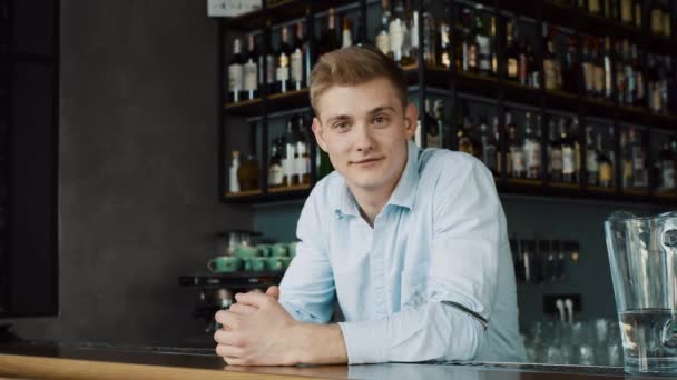 Портрет счастливого молодого бармена за прилавком — стоковое видео