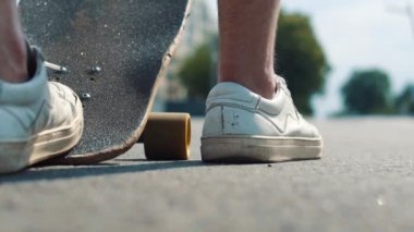 Slowmotion atış erkek bacak binmek longboard üzerinde başlayın.