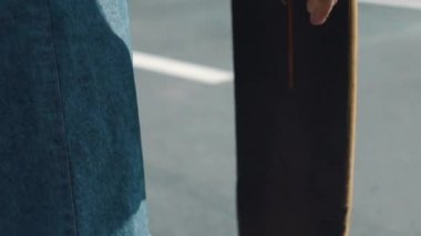 Slowmotion el atış erkek bacak binmek longboard üzerinde başlayın.