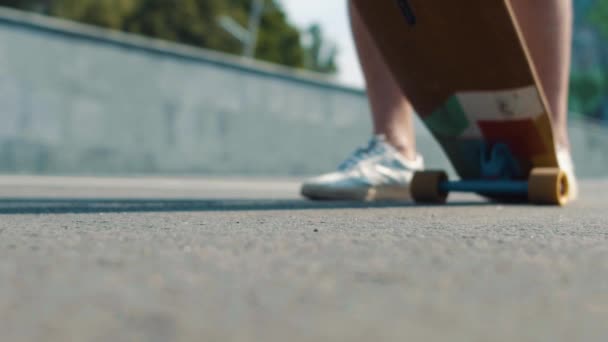 Close Homens Pernas Começar Passeio Longboard — Vídeo de Stock