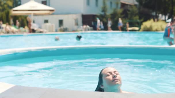 美しい若い女性がプールから出てくる — ストック動画