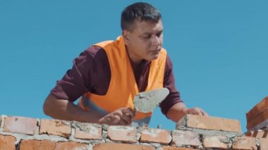 Çimento yapı duvar mavi gökyüzü arka plan üzerinde