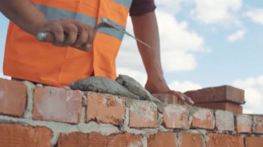 Yakın çekim çekim çimento tuğla duvara koy.