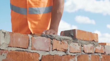 Yakın çekim bir mavi gökyüzü arka plan üzerinde çalışma çimento, kapa çeneni