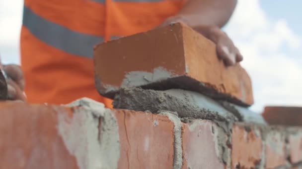 Handed shot of Bricklayer builds wall — Stock Video