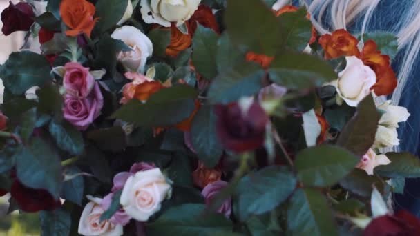 Donna con un grande mazzo di rose in un giardino — Video Stock