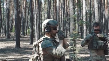 Amerikan ordusunun askerleri ormana kendi mühimmat incelemek