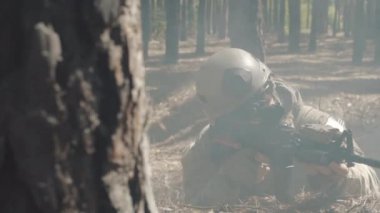 Bize askerler kamuflaj dumanlı ormandaki bir düşmanla mücadele