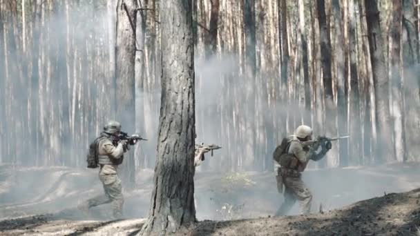 Ploeg van drie volledig uitgeruste soldaten op een militaire missie in bos — Stockvideo