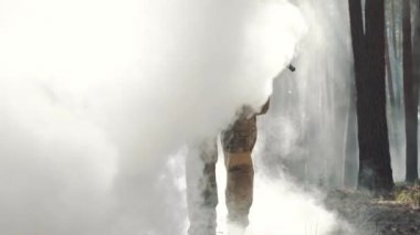 Tam donanımlı asker duman ormanın ortasında çıkar