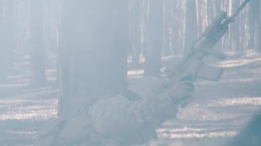 Panik içinde asker ormanda kavga sırasında bir ağacın arkasına gizler