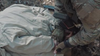 Amerikan ordusunun asker esir terörist el bağlar