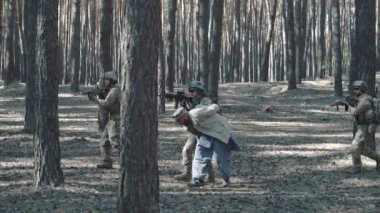 Amerika Birleşik Devletleri'nin askerler ormanın içinde yakalanan mücahit terörist eşlik