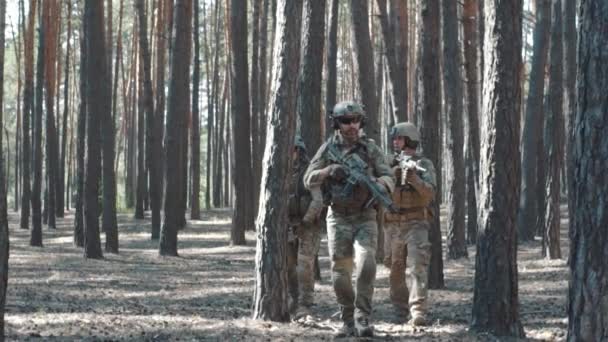 Slow motion van soldaat is gewond op battlefield in het bos — Stockvideo