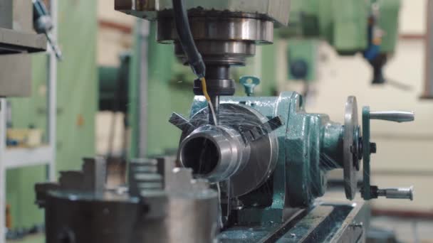 CNC borrning maskin på en fabrik — Stockvideo