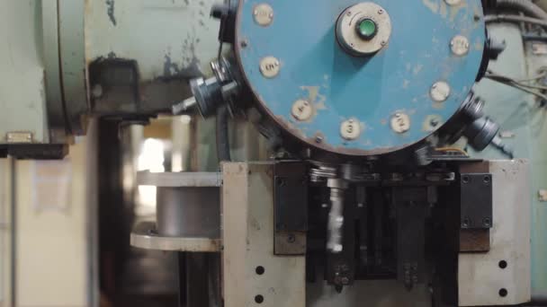 Cambiare il trapano presso la perforatrice CNC — Video Stock