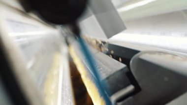 Fabrikada tahıl temizleme işleminin yakın çekim shot